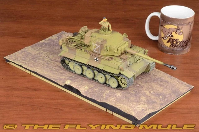 Forces of Valor 1:32 Sd.Kfz.181 Tiger German Army sPzAbt 501 #121 w/1 Figure - Image 4 of 4