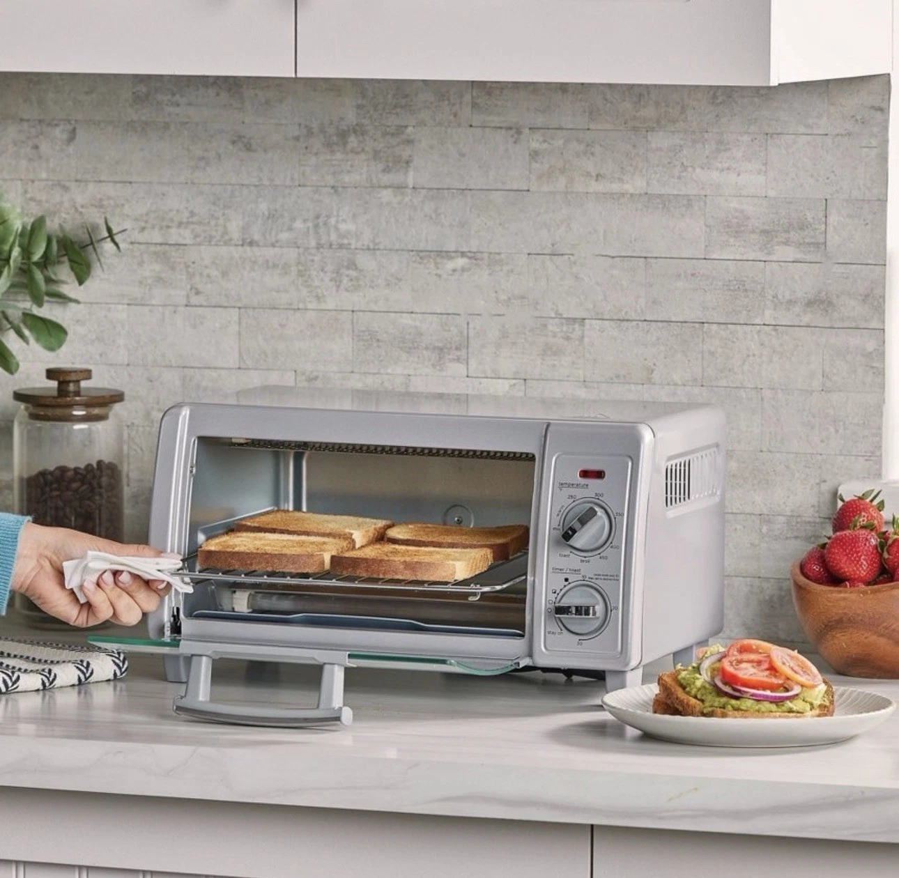 BLACK+DECKER 4-Slice Stainless Steel Toaster Oven (Silver) TO1700SG