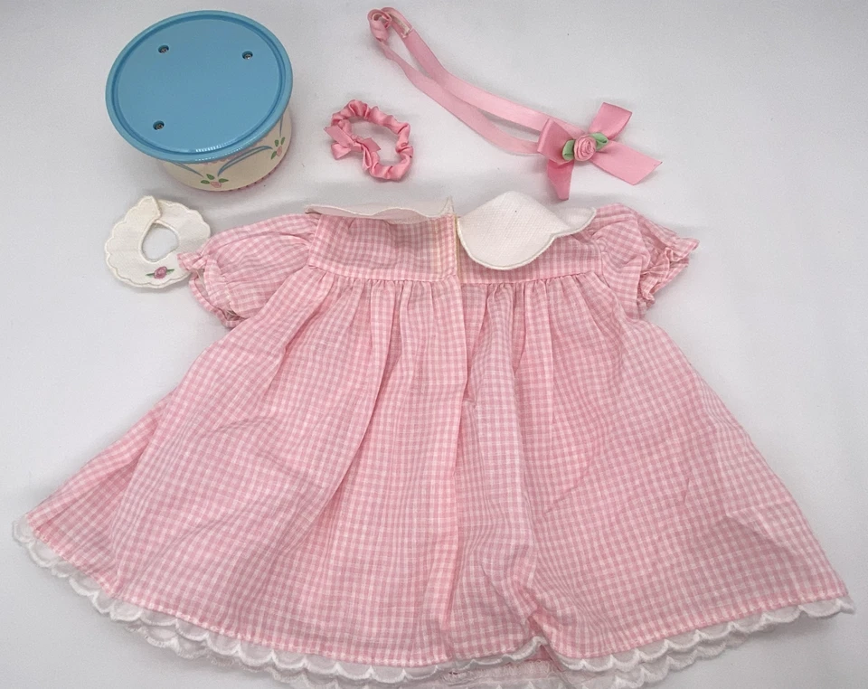 Conjunto de CUMPLEAÑOS American Girl Vestido Diadema Oso Babero Pastel Giros Sin Música Foto 3 de 4