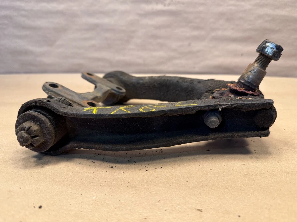 Conjunto de brazo de control superior delantero Triumph TR6 LH OEM IL06707 Foto 2 de 4