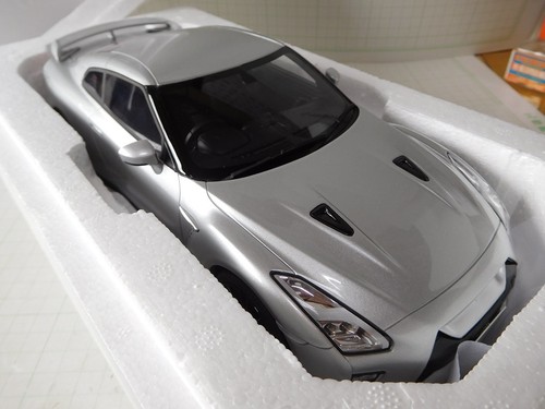 Kyosho 1/18 Nissan GT-R (R35) 2020 Siler - Picture 5 of 10