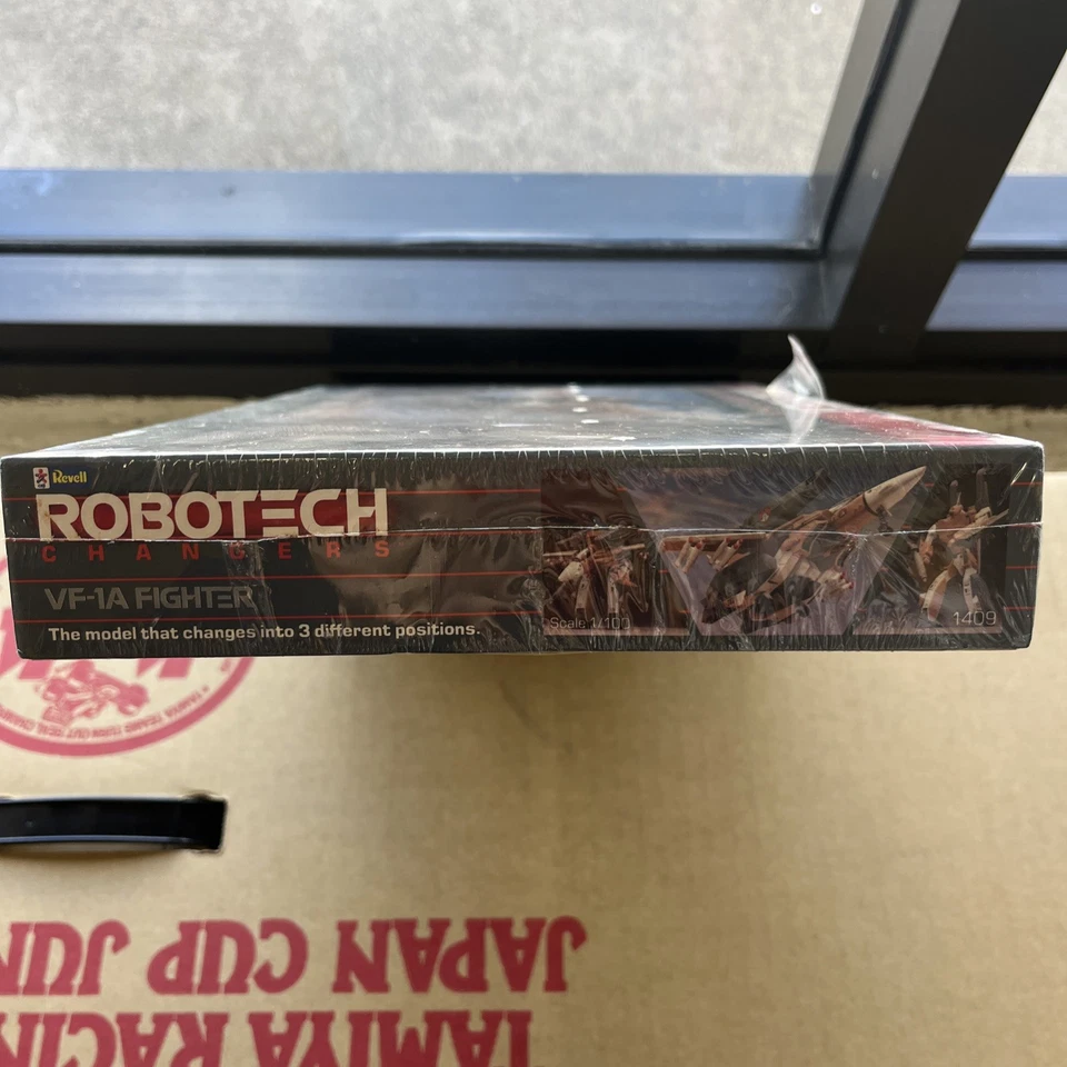 Revell Robotech Changers VF-1A Fighter Model Kit 1/100 Scale #1409 New Sealed - Image 3 of 4