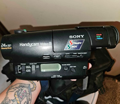 Vintage Sony Handycam CCD-TR93 Video8 Camcorder 24x/200x 2.5'' LCD w/ Bag Remote