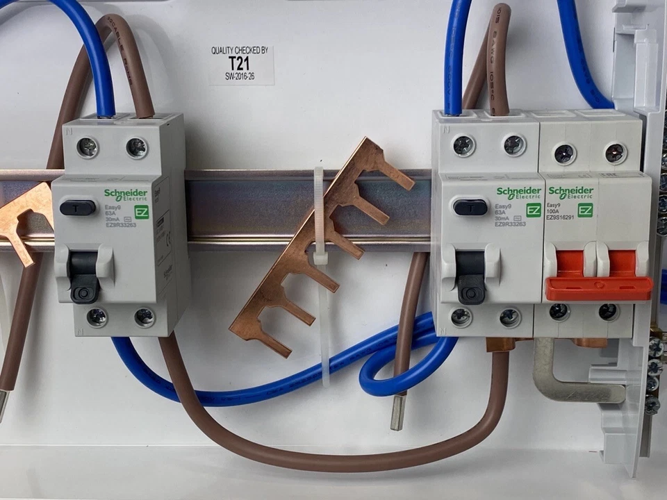 Unidad de consumo Easy9 EZ9R6R6MCUL 6+6 vías 1x 100A Sw principal + 2x 63A RCCB Foto 4 de 4