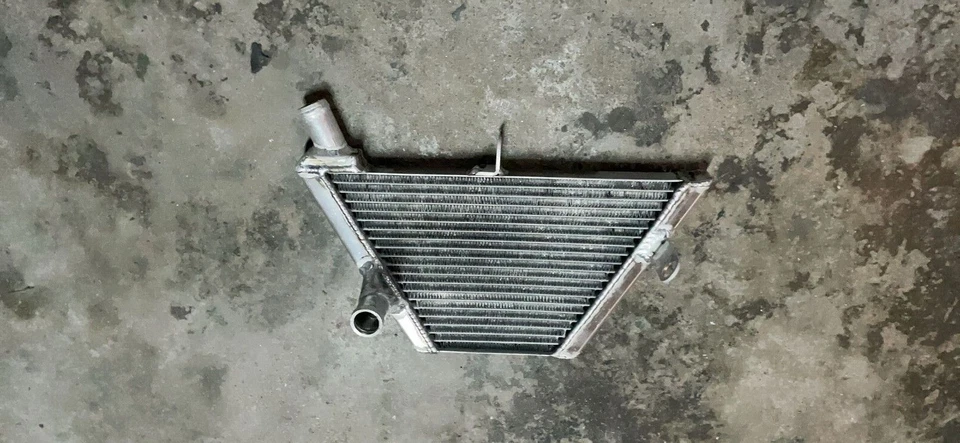 RADIADOR ADICIONAL INFERIOR HECHO A MEDIDA PARA YAMAHA YZF-R1 2004-2006, SIN MANGUERAS Foto 2 de 4