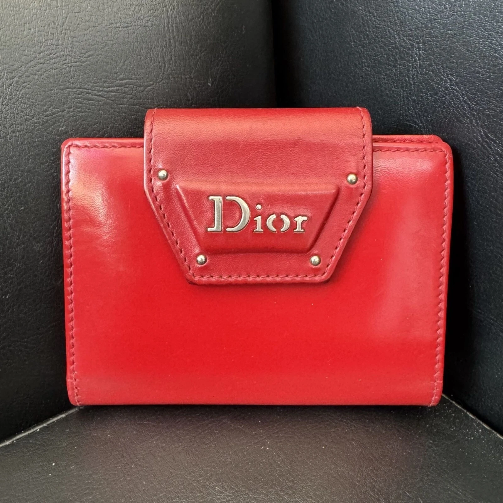 Portefeuille compact vintage Dior en cuir rouge