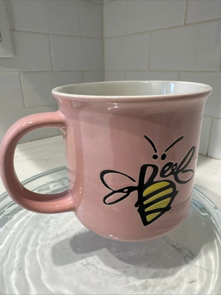 Taza de café grande abstracta rosa abeja. Firma. 17 onzas Foto 4 de 4