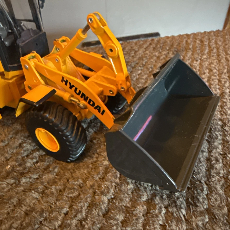 Hyundai HL960 Loader - 1/35 - Heavy Diecast Used See Pictures 9”x 4” - Image 4 of 4