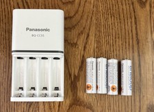 Cargador de batería inteligente Panasonic BQ-CC55 con cuatro pilas Eneloop AA usado funciona