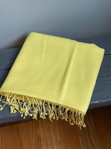 Superweicher buttergelber Oversize Schal mit gedrehten Fransen * 80 x 27 - Bild 2 von 2