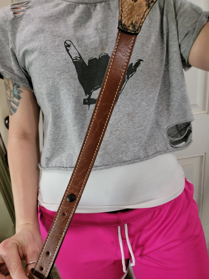 Eslinga de rifle acolchada Canebreak Rattlesnake, auténtica piel de serpiente de cascabel hecha a mano Foto 4 de 4