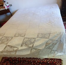 Copriletto in lino ricamato con quadrati in filet del 500 