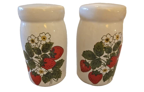 McCoy Strawberry Country Salt And Pepper Shakers 3.75” Pottery