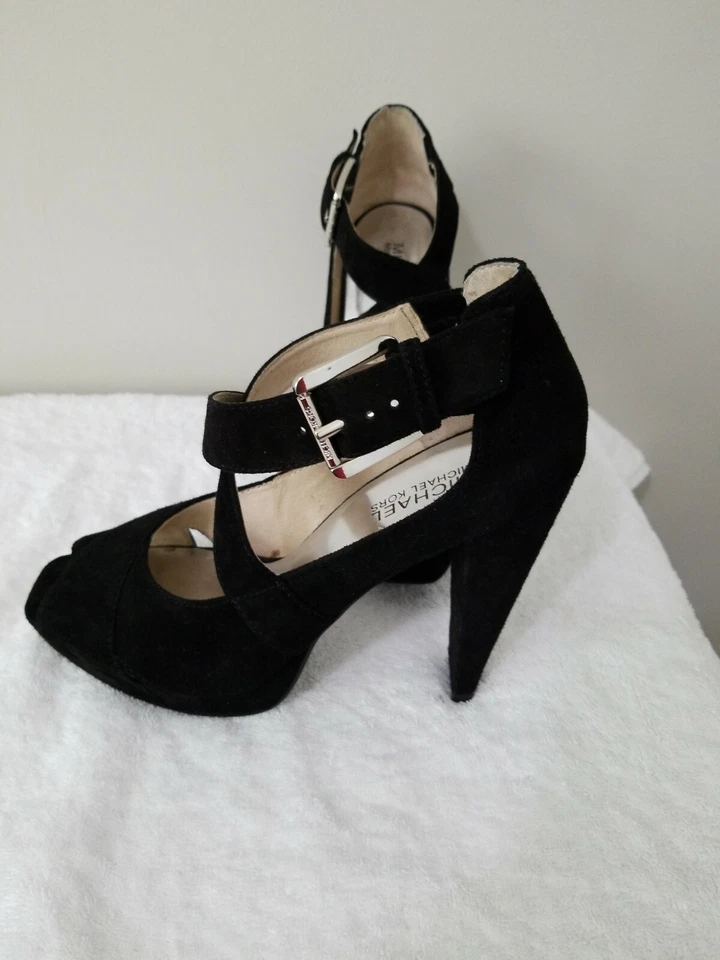 Sandalia Michael Kors con correa al tobillo con dije de cuña talla 8 1/2M Foto 3 de 4