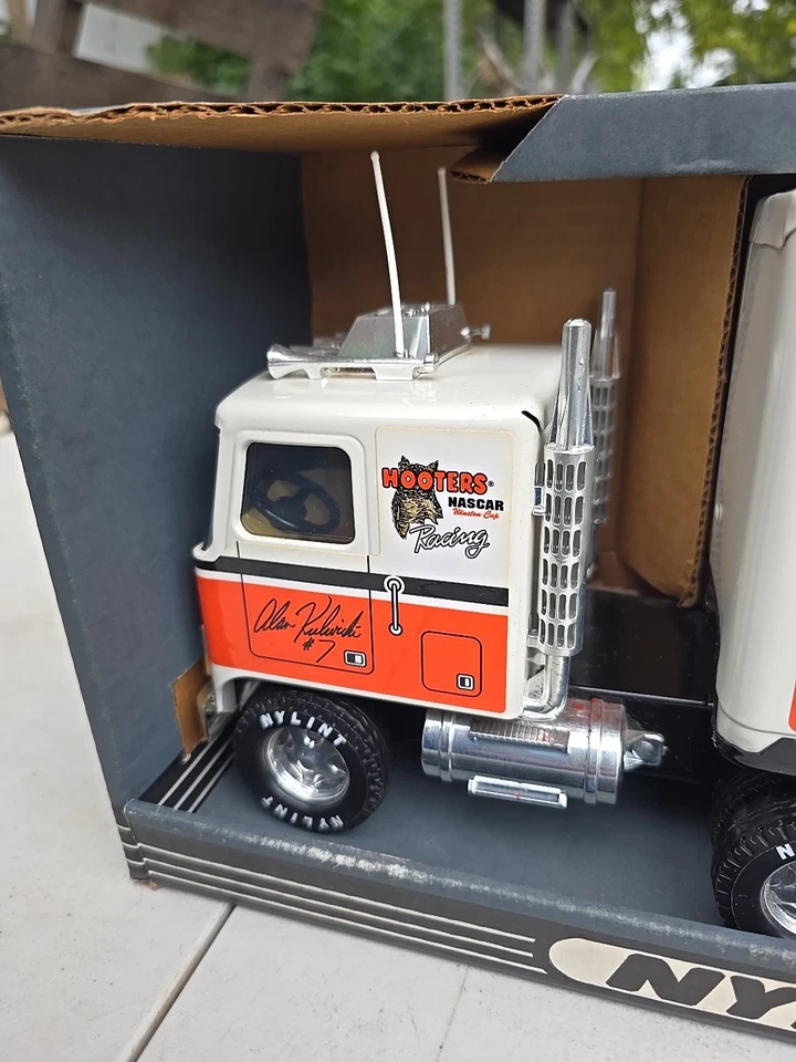 1992 Nylint GMC 18 Wheeler Alan Kulwicki #7 Hooters Truck & Trailer Steel NOS - Image 3 of 4