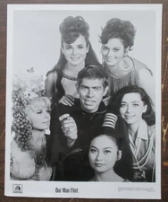 PRESS PROMO PHOTO 1966 MOVIE OUR MAN FLINT JAMES COBURN WITH WOMEN 8X10 S547