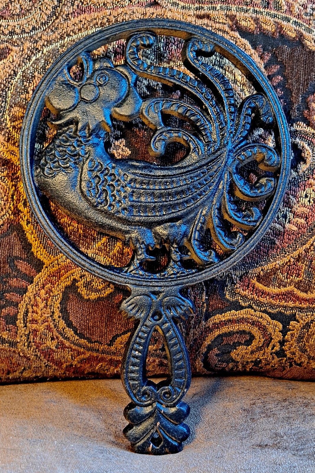 VINTAGE WILTON CAST IRON ROOSTER TRIVET 9 x 5 3/8 COLLECTIBLE Heavy