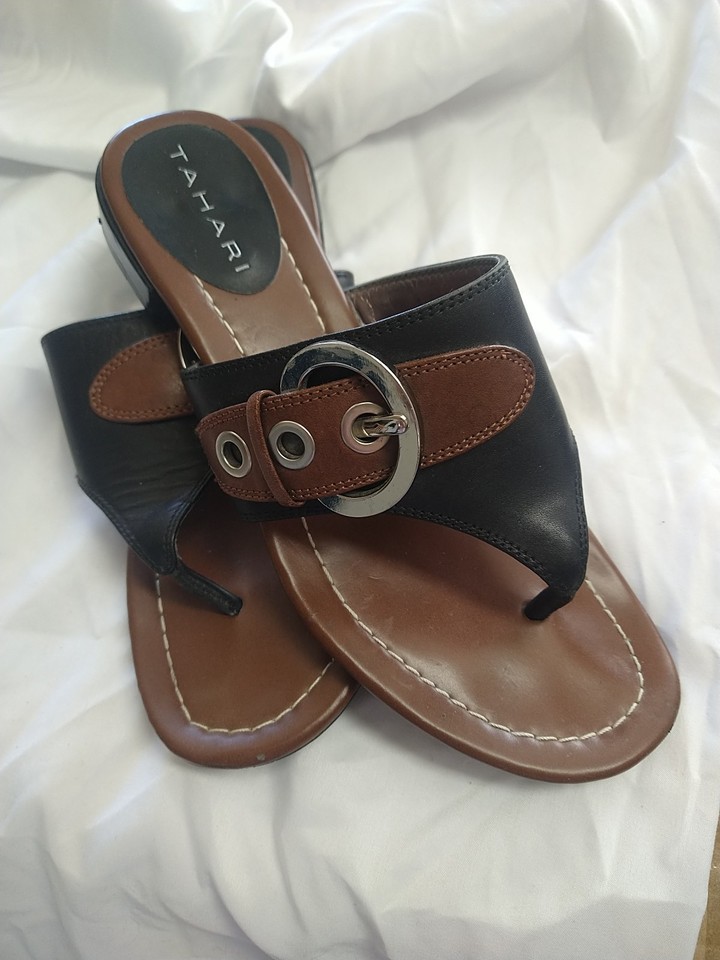 TAHARI Ta-Tanya Black&Brown Flip-flops ~Sandals~SZ 7 *Chunky Buckle* 