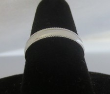 SIZE 4 14KT WHITE GOLD EP PATTERNED EDGE 3MM WEDDING RING