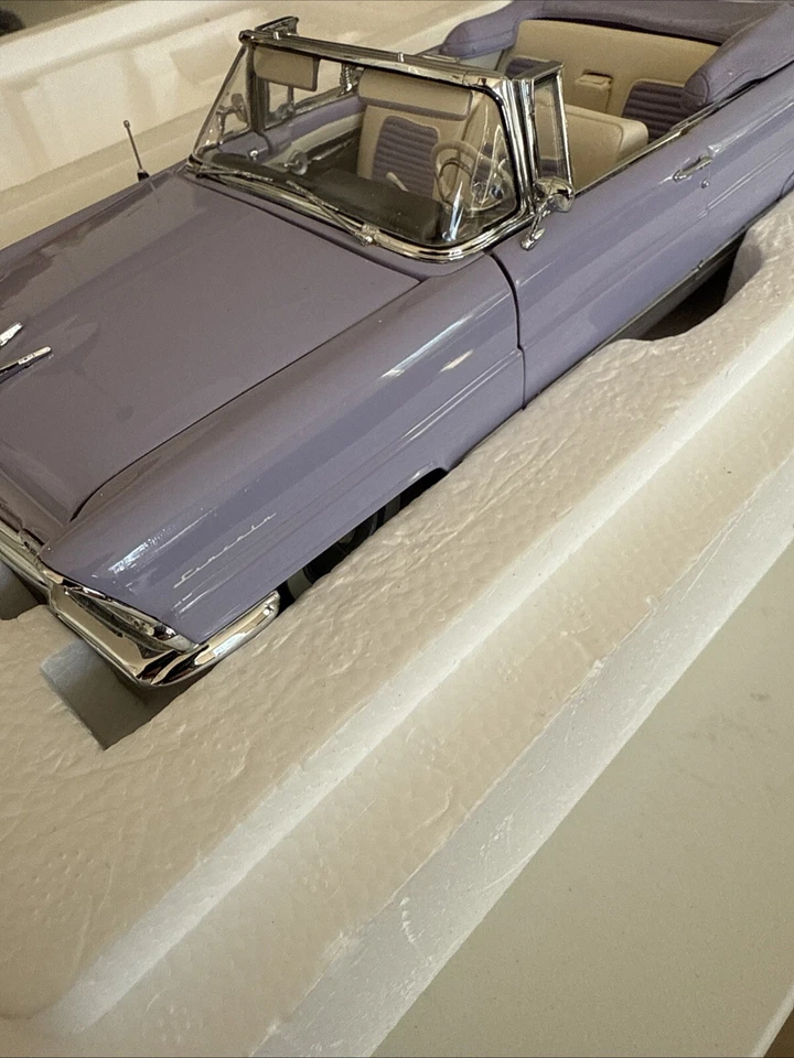 Danbury Mint 1956 Lincoln Premiere Convertible Limited Edition 1/24 Wisteria - Image 4 of 4
