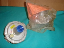 Maxitrol 325-3L    1/2" Natural Gas Regulators (2)    **NEW**
