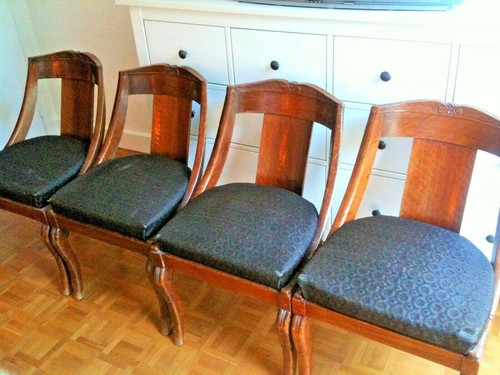 A RESTAURER / 4 CHAISES "