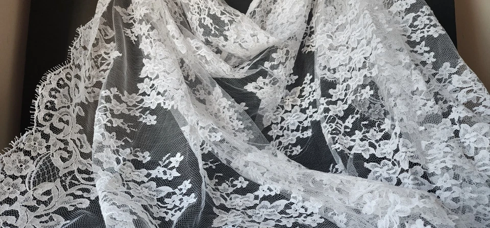 Encaje Chantilly francés vintage - mezcla de algodón blanco roto fino 58" x 59" Foto 3 de 4