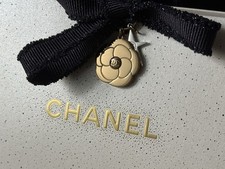 Chanel ciondolo charm camelia sacchetto regalo