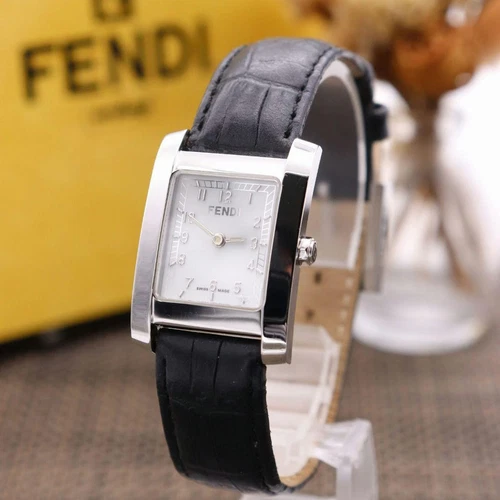 Orologio Fendi 7000L Batteria buone condizioni cinturino in pelle stile classico