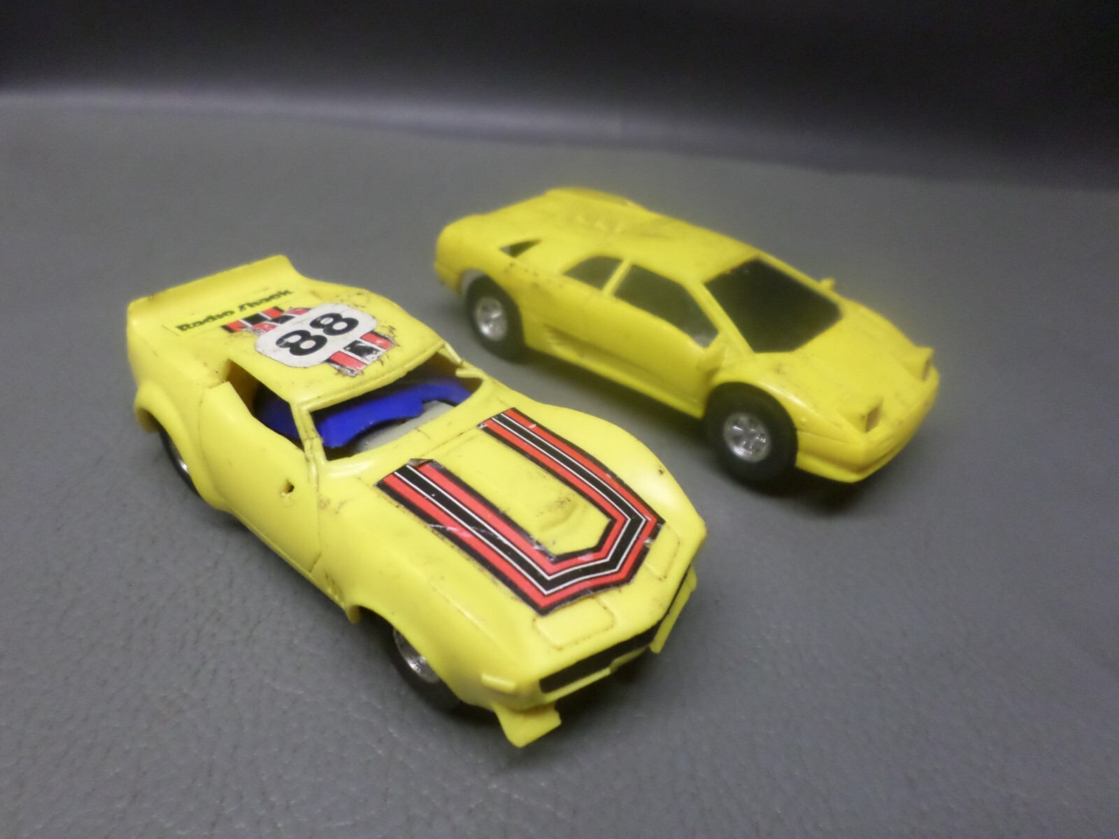 2 VINTAGE 1/43 SCALE SLOT CARS - RADIO SHACK - STINGRAY - UNTESTED