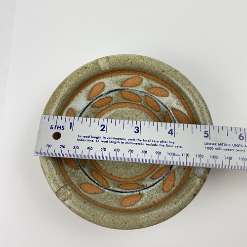Mid Century Ashtray Stone Painted Ceramic Round 3 Slot Leaf Floral Vine Gray Red - Picture 2 of 6