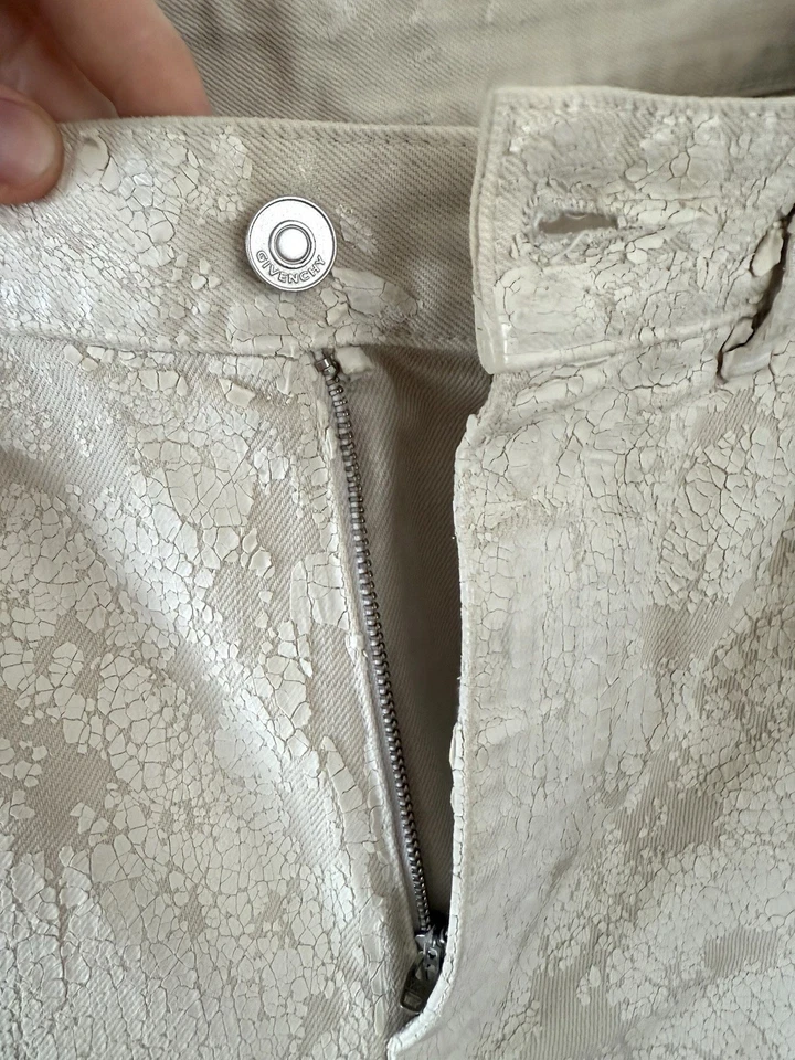 Pantalones de mezclilla Givenchy Matthew Williams pintura agrietada Foto 4 de 4