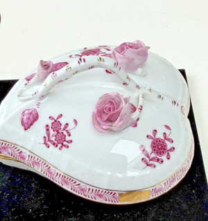 LOVELY HEREND PORCELAIN GILT LIDDED BOX WITH APPLIED FLOWERS a/f Minor Damage