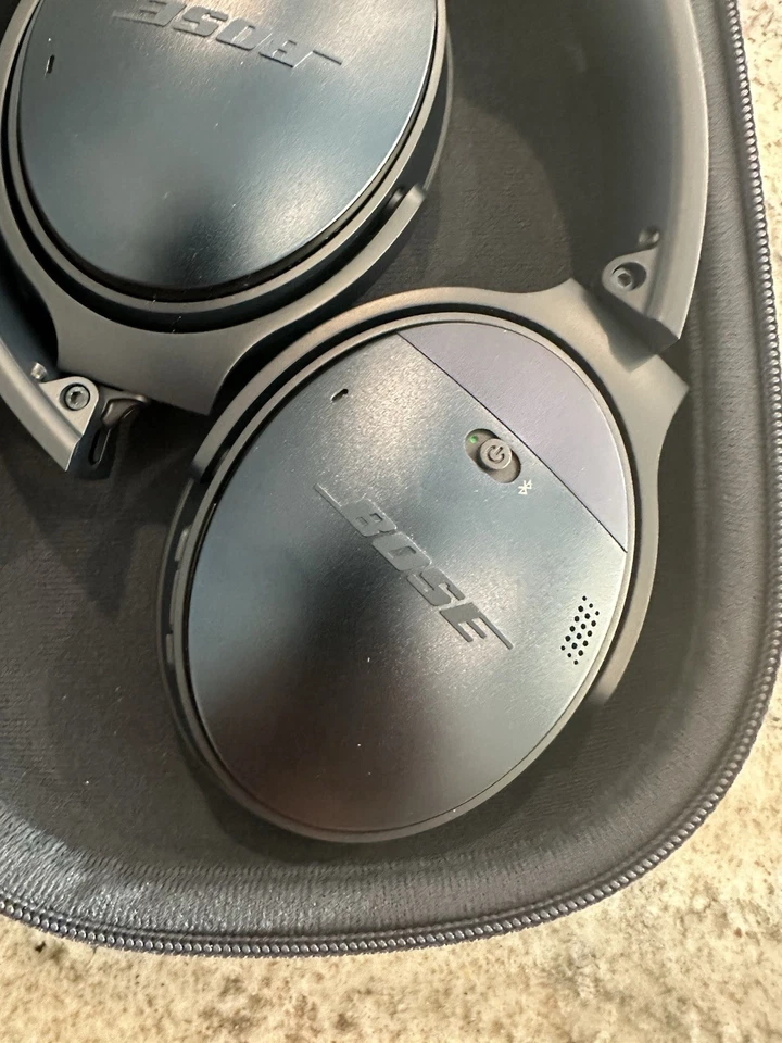 LIMITED EDITION Bose QC 35 II Wireless Noise-Cancelling - Navy Blue - Image 2 of 4
