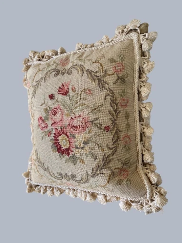 Precioso cojín floral de punta de aguja con flecos ribete respaldo de terciopelo 17 x17 Foto 3 de 4