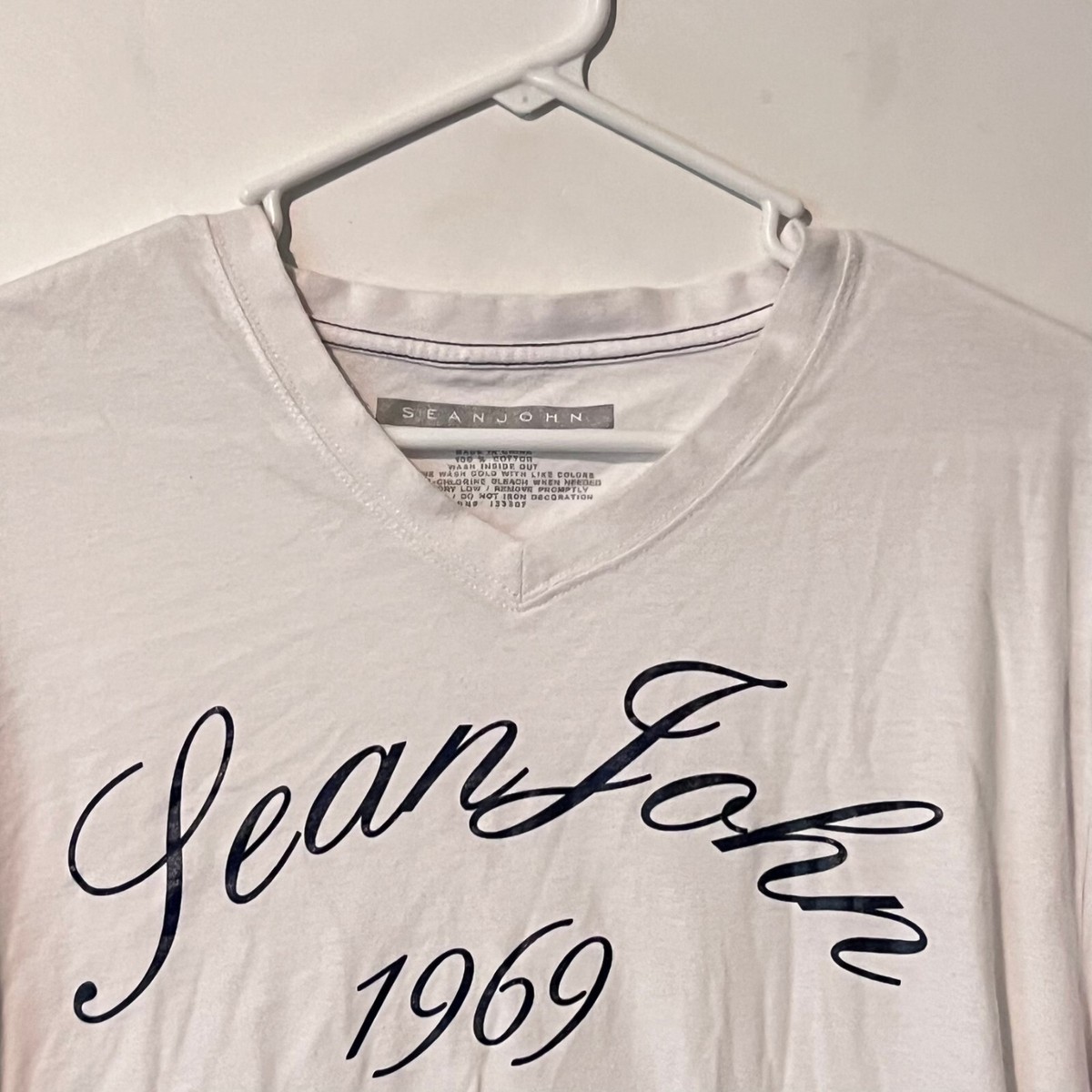 Sean John Mens T-Shirt Size 2XL White Graphic Print 1969 V Sean John Mens T-Shirt Size 2XL White Graphic Print 1969 V