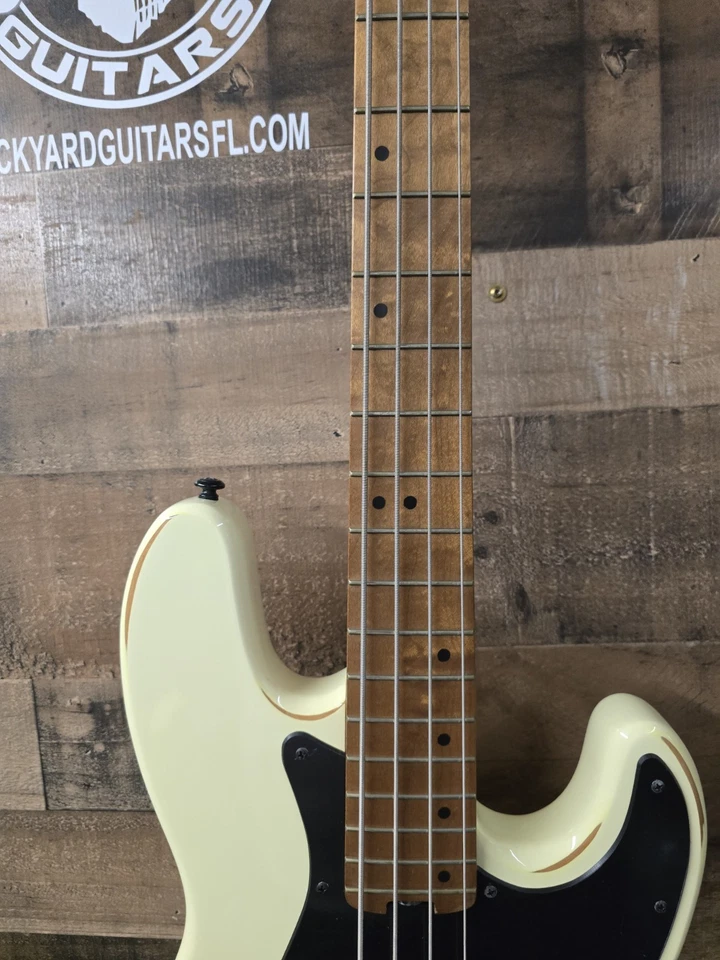 Bajo de 4 cuerdas Schecter J-4 Nikki Sixx - usado marfil con estuche Foto 4 de 4