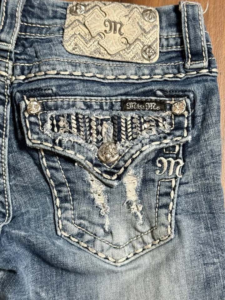 Miss Me 签名腰靴型牛仔裤装饰闪亮翻盖口袋,尺寸 25x32 — 第 4/4 张图片