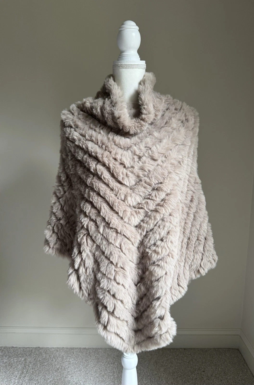 FURIOUS FUR Tan/Brown Chevron Faux BUNNY HOP Cowl Neck Poncho Sweater Sz 1 (S/M)
Opens in a new wind