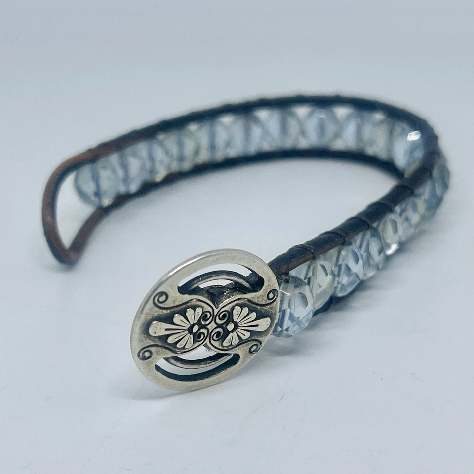 "Pulsera envolvente única de cuarzo gris paloma plateada con acento floral cuentas cuero talla 6""" Foto 3 de 4