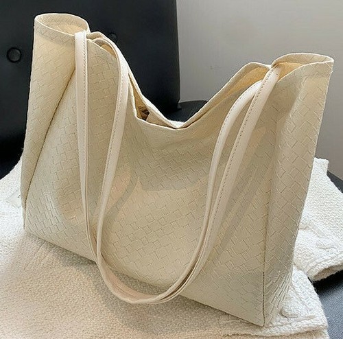 Black or white textured tote bag-simple yet chic - Picture 7 of 16