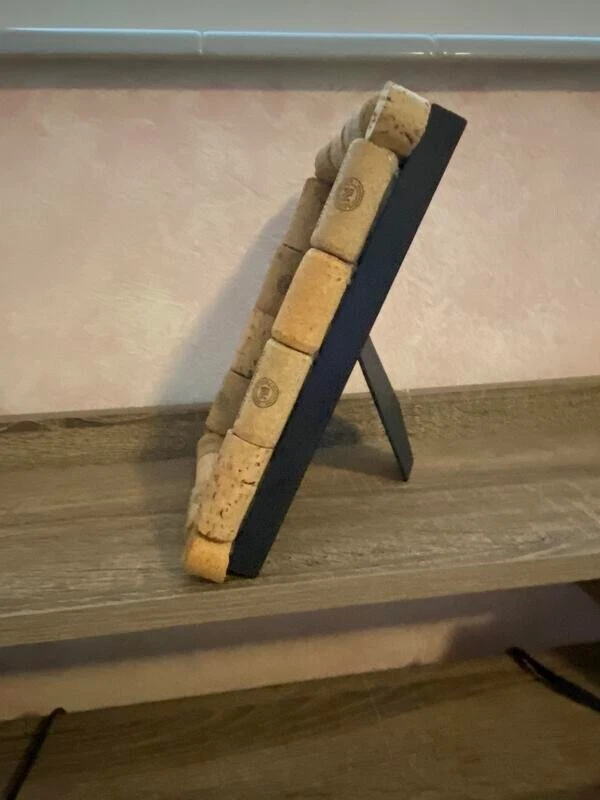 Marco de fotos de corcho de vino hecho a mano con 4" X 6" Foto 3 de 4