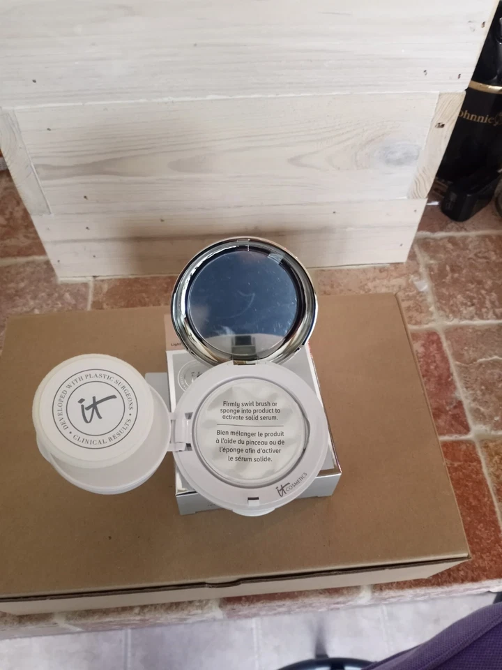 IT Cosmetics Confidence in a Compact LIGHT Solid Serum Foundation New in Box - Image 4 of 4