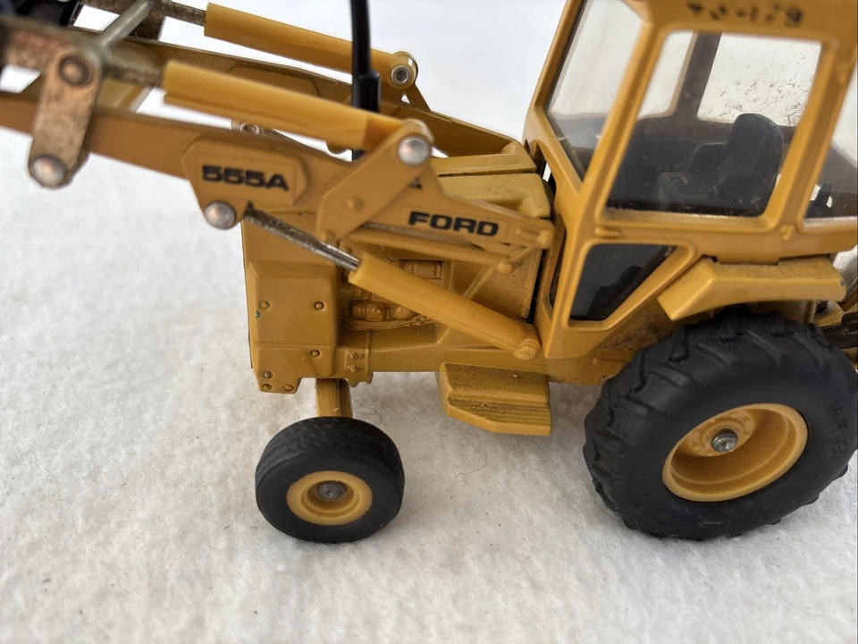 1/32 Ertl Ford 555A Backhoe/front Loader W/ Outriggers. Toy (No Box) - Image 4 of 4