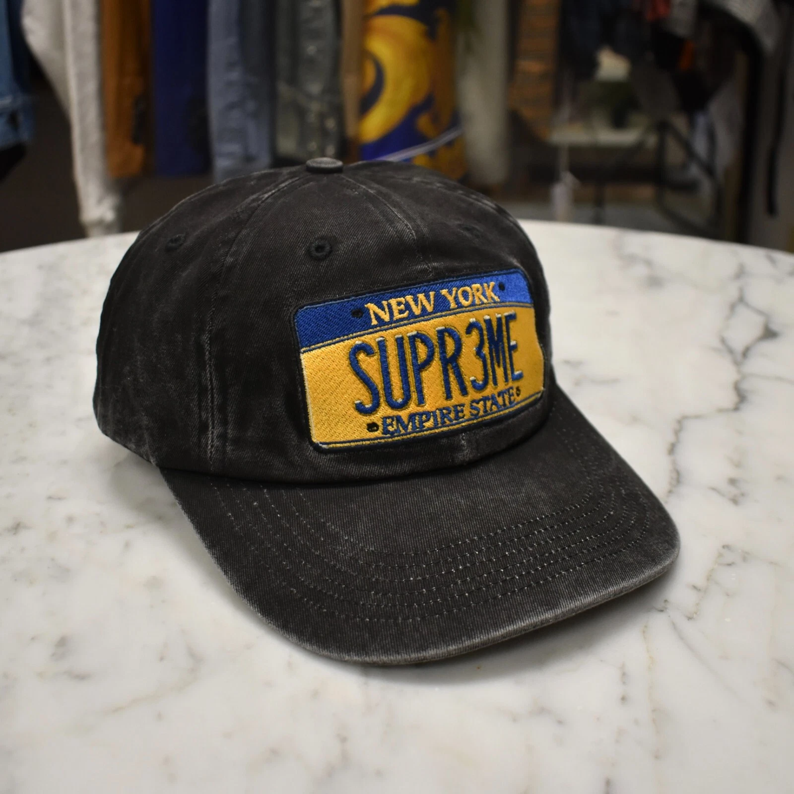 Chapeau 6 panneaux noir denim SS25 AUTHENTIQUE avec logo plaque d'immatriculation Supreme New York neuf avec étiquette