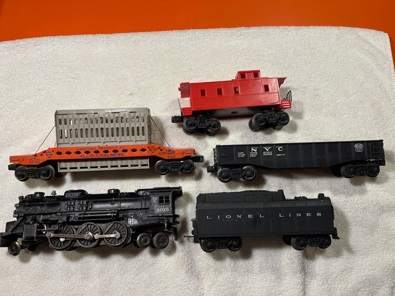 LIONEL 2026 FREIGHT SET with 3 CARS, VG Condition