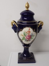 Riesige kobaldblaue Deckelvase mit Widderköpfen und beidseitiger Blumenmalerei