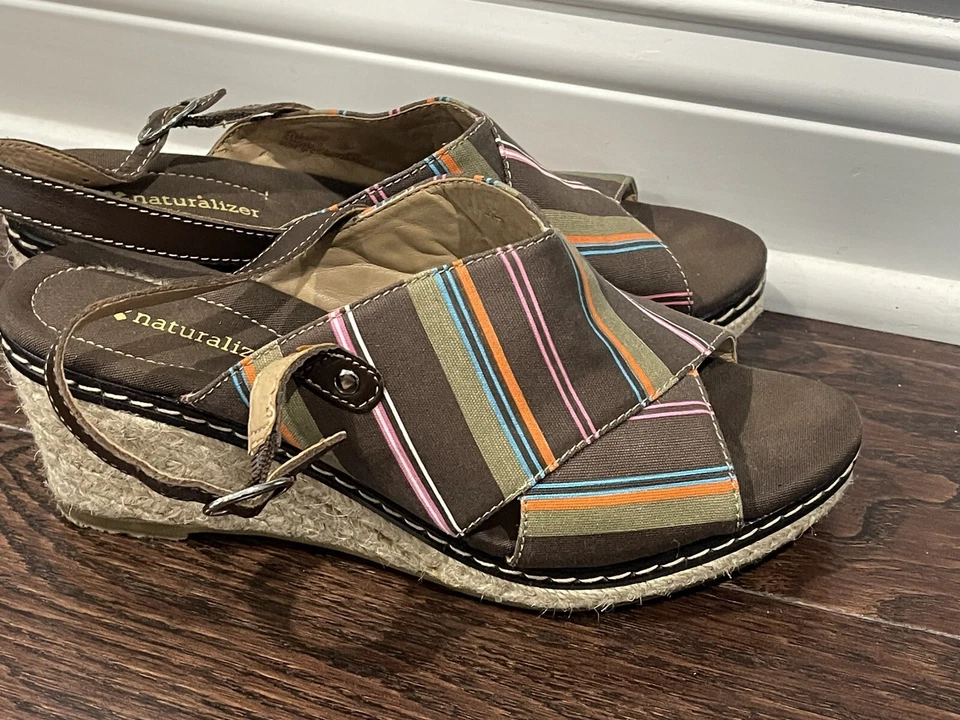 Sandalias de cuña Naturalizer para mujer marrón a rayas talla 8W Foto 3 de 4