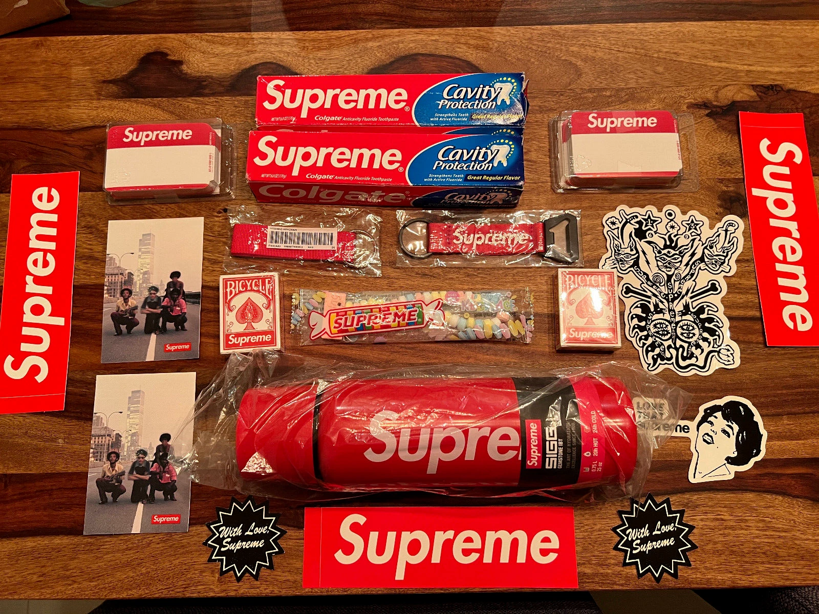 Lot Supreme   Sigg Thermos, porte clés à sangle, Colgate, cartes, autocollants TOUT NEUF