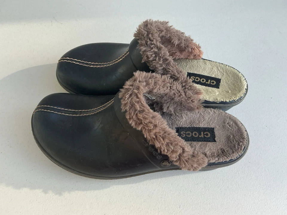 Tamancos Crocs Cobbler Eva forrado de pele sintética mulas marrom feminino 9 - Imagem 4 de 4